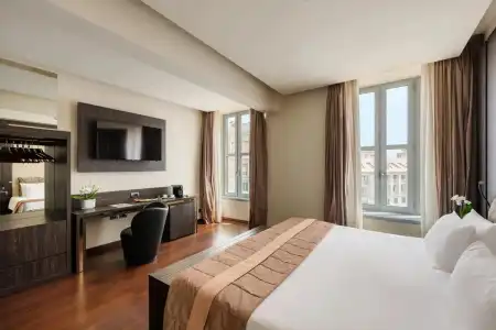 The Square - 4