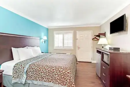 Days Inn by Wyndham Long Beach City Center - 20