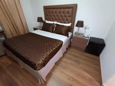 Queens Leriotis - 38