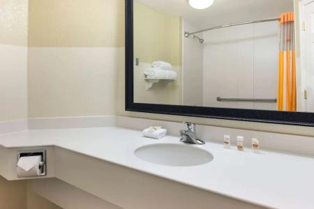 La Quinta by Wyndham Haywood Mall-Near Greenville Downtown - 41