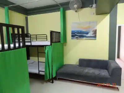 Hugs Guesthouse - 4