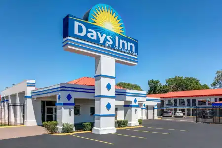 Days Inn by Wyndham South Fort Worth - 12