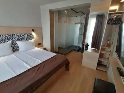 BLVD7 - 105