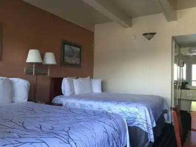 Van Ness Inn - 6