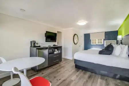 Rodeway Inn - 12