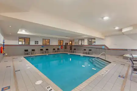 Best Western Plus Burlington Inn & Suites - 14