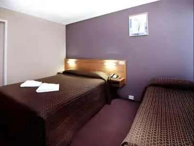 Riviera on Ruthven Motel - 2