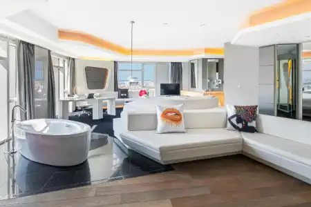V, Curio Collection by Hilton - 86