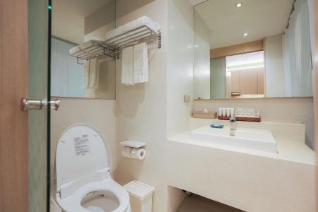 Balcony Seaside Sriracha & Serviced Apartments (SHA Extra Plus) - 302