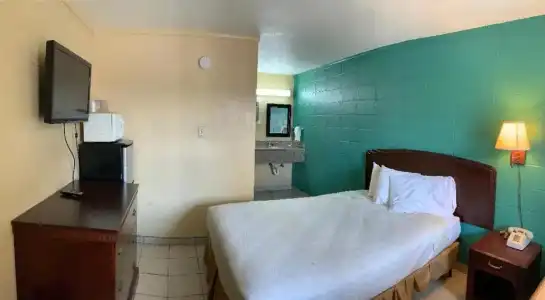 Pinn Road Inn and Suites - 29