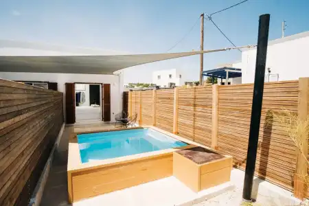 Mesanto Luxury Suites - 17