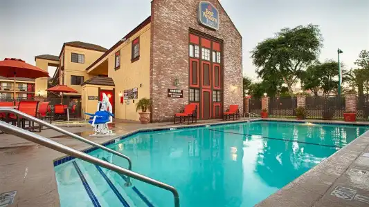 Best Western Plus Raffles Inn & Suites - 16