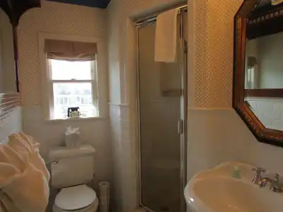 Serenity Inn Newport - 8