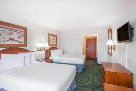 Clarion Pointe Near Erie Casino - 23