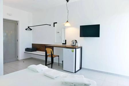 Hillside Studios & Apartments - 6