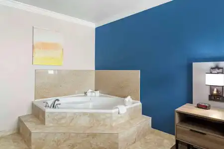 Comfort Inn & Suites Galveston Central Island near Pier - 47