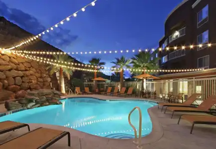 Courtyard St. George - 12