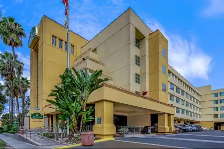 La Quinta Inn & Suites by Wyndham Anaheim - 0
