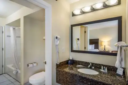 Clarion Inn & Suites Central Clearwater Beach - 14