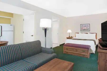 Hawthorn Extended Stay by Wyndham Green Bay - 2
