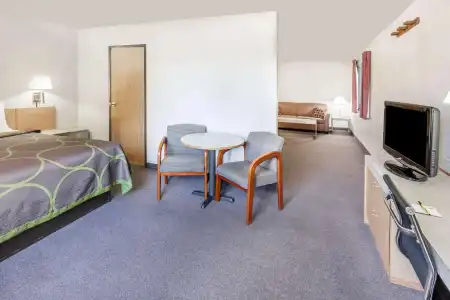 Super 8 by Wyndham Bend - 32