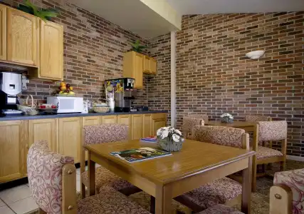 Econo Lodge - 11