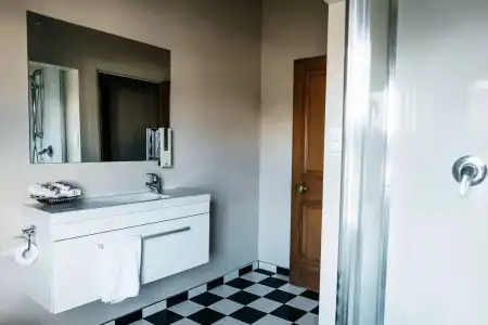 The Grange Motel - 15