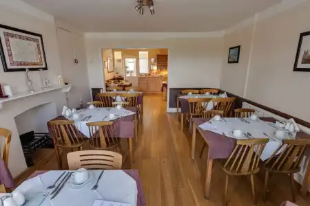 Sportsview Guest House - 12