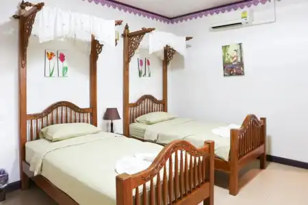 Ban Aothong - 100