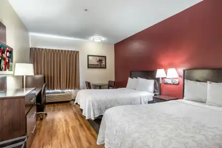 Red Roof Inn PLUS+ Phoenix West - 26