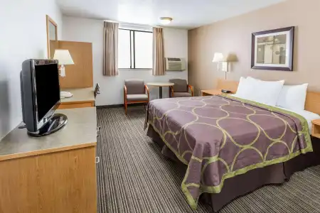 Super 8 by Wyndham Bend - 5