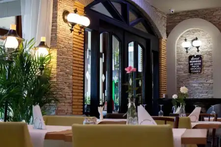 Ambra Boutique & Bistro - 12