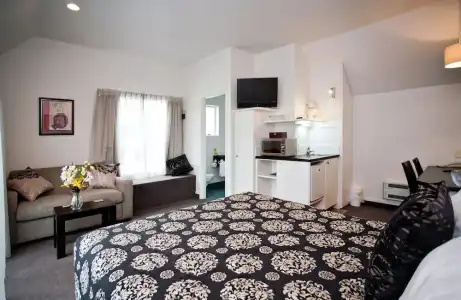 Cable Court Motel - 77