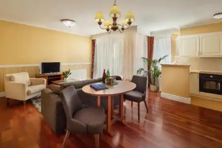 Queen's Court & Residence - 76