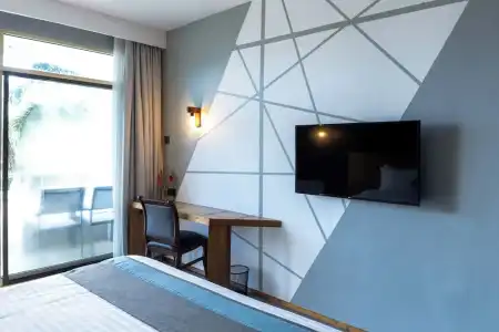 Giraffe Ocean View - 19