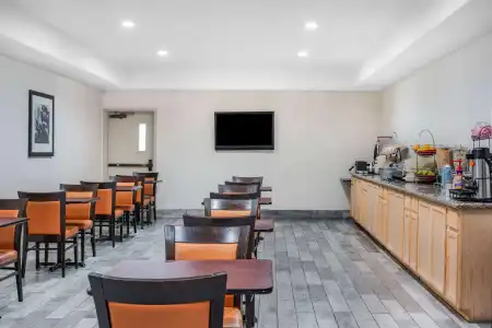 Ramada by Wyndham Bakersfield North - 18