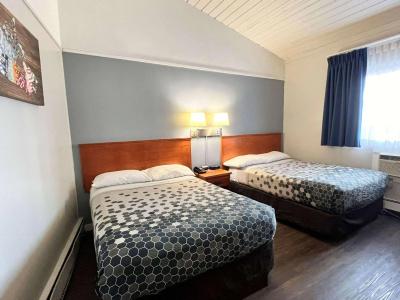 Econo Lodge Motel Village - 5