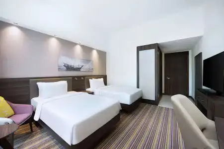 Hampton by Hilton Dubai Airport - 2