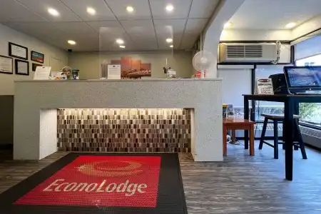 Econo Lodge Motel Village - 15
