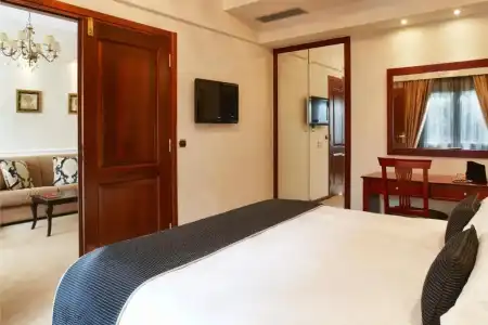 AVA & Suites - 76