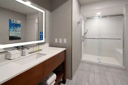DoubleTree by Hilton Bakersfield - 9