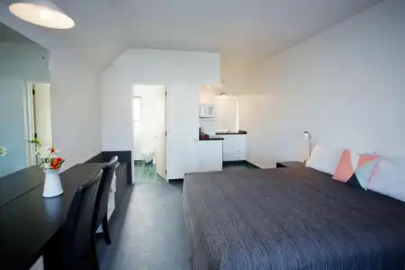 Cable Court Motel - 95