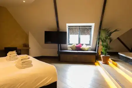Manzo's Suites - 89