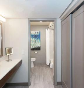 DoubleTree by Hilton Bakersfield - 47
