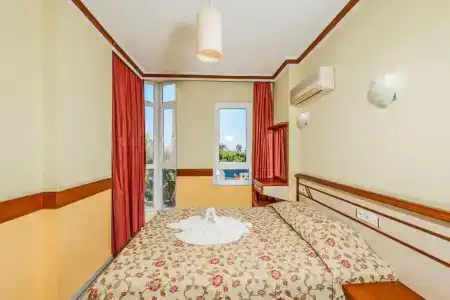 Lavinia Apart - 22