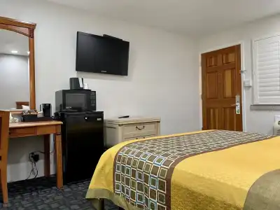 Geary Parkway Motel At Mine Hospitality - 3
