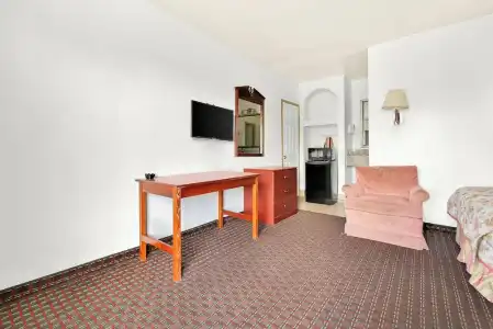 Capitol Inn and Suites - 2