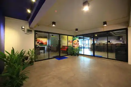 Tuk Tuk Hostel - 37