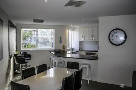 Surfers Beach Holiday Apartments - 19