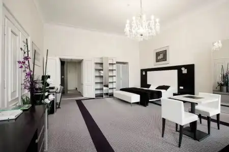 Old Town Square Residence by Emblem - 67